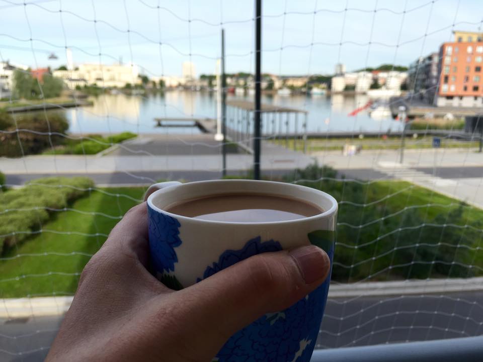 En kaffe på balkongen normala dagar (när jag inte försovit mig) är det bästa jag vet! Nätet är för att inte katterna ska rymma. En kaffe på balkongen normala dagar (när jag inte försovit mig) är det bästa jag vet! Nätet är för att inte katterna ska rymma.