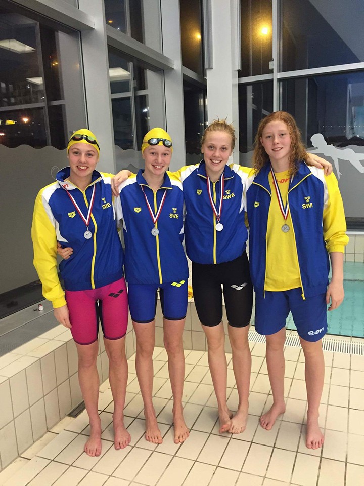 Svenska silverlaget i medleylagkappen - Ry/Anna Miramm 1.03.88 Br/ Sara Wallberg 1.11.72 Fj/Sara Junevik 59.28 Fr/ Tiffani Segerbrand 56.19 Svenska silverlaget i medleylagkappen - Ry/Anna Miramm 1.03.88 Br/ Sara Wallberg 1.11.72 Fj/Sara Junevik 59.28 Fr/ Tiffani Segerbrand 56.19