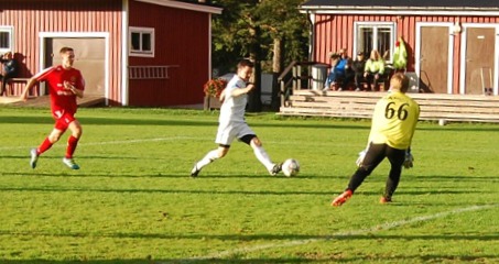 Alnö 2:s målvakt Kevin Källström avvärjer ett av flera farliga Torpshammarlägen. Här snuvar han Tomas Decker. Foto: Lokalfotbollen.nu. Alnö 2:s målvakt Kevin Källström avvärjer ett av flera farliga Torpshammarlägen. Här snuvar han Tomas Decker. Foto: Lokalfotbollen.nu.