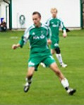 Pär Malmberg kvitterade i minut 88 och sköt med all säkerhet sitt Östavall till division 3-kval efter 3-3 mot Svartvik. Pär Malmberg kvitterade i minut 88 och sköt med all säkerhet sitt Östavall till division 3-kval efter 3-3 mot Svartvik.