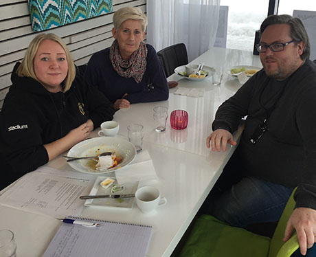 Camilla Tjernberg och Helena Matrinez från Alnö mötte Lennart Törnkvist från Matfors IF över en lunch. Foto: Karin Sundquist, SISU. Camilla Tjernberg och Helena Matrinez från Alnö mötte Lennart Törnkvist från Matfors IF över en lunch. Foto: Karin Sundquist, SISU.