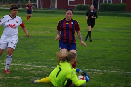Alltid framåt! Angelica Lindholm Forsell, eller "Angen" rätt och slätt, vann skytteligan i division 2 Södra Norrland ifjol och division 1 Norra Svealand i år. Båda gångerna på 18 gjorda mål. Foto: Lokalfotbollen.nu. Alltid framåt! Angelica Lindholm Forsell, eller "Angen" rätt och slätt, vann skytteligan i division 2 Södra Norrland ifjol och division 1 Norra Svealand i år. Båda gångerna på 18 gjorda mål. Foto: Lokalfotbollen.nu.