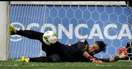SDFF:s nye keeper, jamaicanska Nicole McClure, visar sig på styva linan. SDFF:s nye keeper, jamaicanska Nicole McClure, visar sig på styva linan.