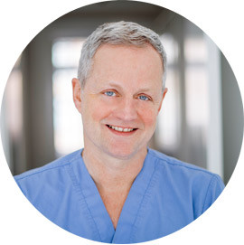 Mats studerade vid Göteborgs Universitet samt ett stipendieår vid University of Sussex, Brighton, examen togs inom farmakologi och biokemisk syntes. Efter studierna fick Mats en forskarplats hos Arvid Carlsson, Nobelpristagare år 2000 för uppfinningen av noradreanalin och dess funktion som signalsubstans. Mats ansvarade där för injektionsarbetet vid de prövningar som genomfördes. På PRP Kliniken har Mats utfört fler än 500 behandlingar med PRP vilket gör honom till Nordens ledande injektionsspecialist för PRP-injektioner. Frågor till M.Sc. Mats Stolt – mats@prpkliniken.se Mats studerade vid Göteborgs Universitet samt ett stipendieår vid University of Sussex, Brighton, examen togs inom farmakologi och biokemisk syntes. Efter studierna fick Mats en forskarplats hos Arvid Carlsson, Nobelpristagare år 2000 för uppfinningen av noradreanalin och dess funktion som signalsubstans. Mats ansvarade där för injektionsarbetet vid de prövningar som genomfördes. På PRP Kliniken har Mats utfört fler än 500 behandlingar med PRP vilket gör honom till Nordens ledande injektionsspecialist för PRP-injektioner. Frågor till M.Sc. Mats Stolt – mats@prpkliniken.se