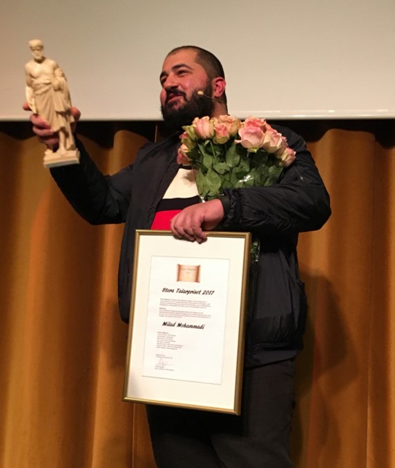 Milad Mohammadi vinnare av Stora Talarpriset 2017. Överraskas på Bryggarsalen. Milad Mohammadi vinnare av Stora Talarpriset 2017. Överraskas på Bryggarsalen.
