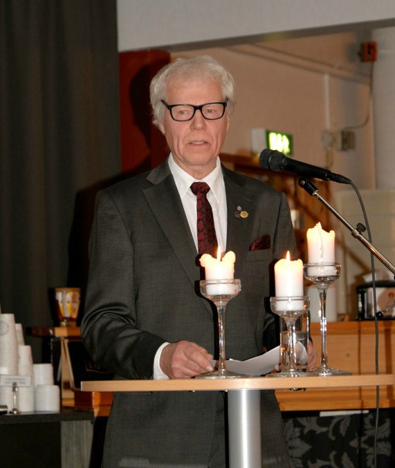 Allan Bergström gav en resumé över Norrbottensklubbens 100 år innan SM-middagen började. Foto Gunnar Pettersson. Allan Bergström gav en resumé över Norrbottensklubbens 100 år innan SM-middagen började. Foto Gunnar Pettersson.