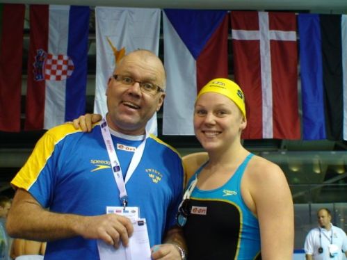 Pär Gabrielsson med en av sina simmare - Petra Granlund. En bild från 2008 - då Petra blev Europamästarinna på 200m fjärilsim i kort bassäng. Pär Gabrielsson med en av sina simmare - Petra Granlund. En bild från 2008 - då Petra blev Europamästarinna på 200m fjärilsim i kort bassäng.