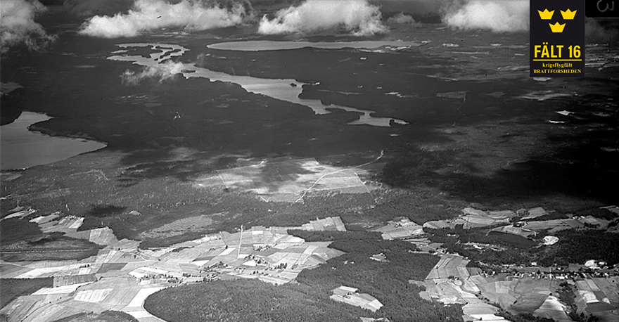 Krigsflygfält 16, år 1943, väl camouflerat för att smälta in i det kringliggande odlingslandskap. © Stiftelsen Krigsflygfält 16 Krigsflygfält 16, år 1943, väl camouflerat för att smälta in i det kringliggande odlingslandskap. © Stiftelsen Krigsflygfält 16
