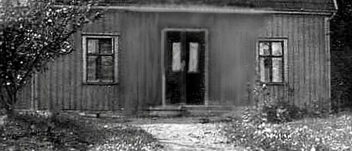 Jämförelsefoto 1930 nya huset - med grovt bortredigerad balkong och takkupa. Foto Ingegerd Hermanssons album, Överbo, 2016 Jämförelsefoto 1930 nya huset - med grovt bortredigerad balkong och takkupa. Foto Ingegerd Hermanssons album, Överbo, 2016