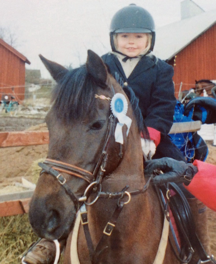 Daniella har fått låna storebrors ponny Kaluha och rider här sin första tävling i Bestorp. Som ni ser så skördade hon även sin första rosett. Jodå,längtan och lyckan efter rosett är lika stor idag. Daniella har fått låna storebrors ponny Kaluha och rider här sin första tävling i Bestorp. Som ni ser så skördade hon även sin första rosett. Jodå,längtan och lyckan efter rosett är lika stor idag.
