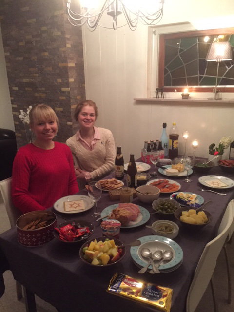 Julmiddag med Will´s hästskötare Sara. Här är vi hemma hos Anna och Will som var på semester i Australien över julen och jag fick komma och hälsa på tjejerna i Holland. Ja, köttbullar, skinka och lax stod uppdukat på bordet när de hade jobbat färdigt för dagen. Julmiddag med Will´s hästskötare Sara. Här är vi hemma hos Anna och Will som var på semester i Australien över julen och jag fick komma och hälsa på tjejerna i Holland. Ja, köttbullar, skinka och lax stod uppdukat på bordet när de hade jobbat färdigt för dagen.
