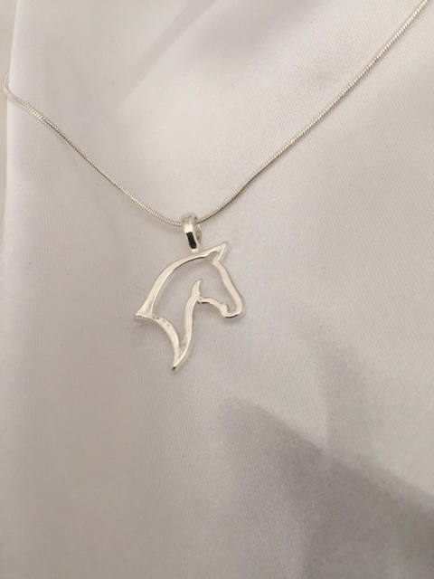 I webshopen: Halsband med vackert hästhuvud 99 kr I webshopen: Halsband med vackert hästhuvud 99 kr