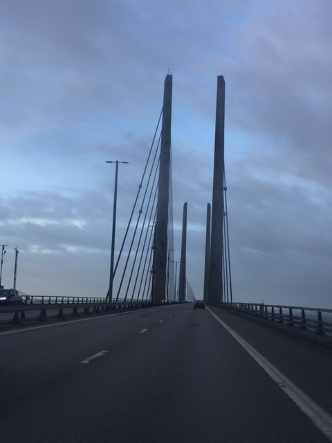 Det blåste rejält på bron över till Danmark. Det blåste rejält på bron över till Danmark.