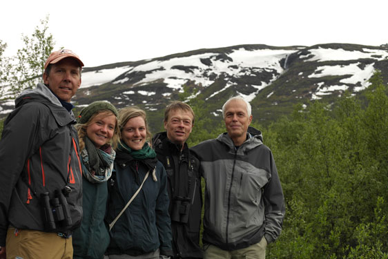 Projektledare Keith Larson med studenterna Hannah Rosenzweig och Lara Schmitt som jobbat med stigen, Anders Fries och Claes Fries. I bakgrunden fjället Nuolja. Foto: Ingrid Söderbergh Projektledare Keith Larson med studenterna Hannah Rosenzweig och Lara Schmitt som jobbat med stigen, Anders Fries och Claes Fries. I bakgrunden fjället Nuolja. Foto: Ingrid Söderbergh