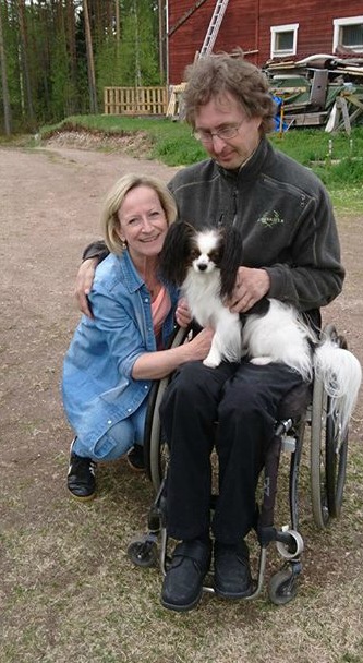 Catcha med nya Matte Mona och Husse Loa, får papillonkillarna Glader och Scooter som kompisar Catcha med nya Matte Mona och Husse Loa, får papillonkillarna Glader och Scooter som kompisar