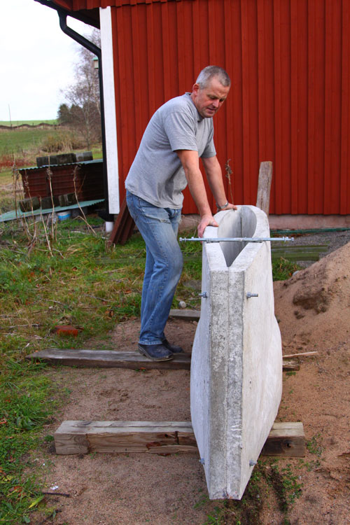 På bilden ser ni formen till kölen, och båtbyggaren J O Markow. På bilden ser ni formen till kölen, och båtbyggaren J O Markow.