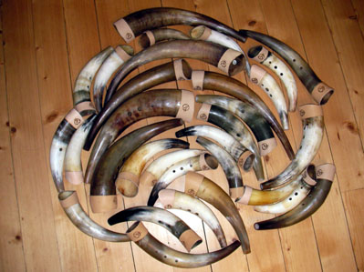 En liten laddning horn upplagda för dokumentation. Då jag hållit på med kohornsbygge i ca 40 år, är det ett otal horn som passerat genom min verkstad. Jag gör horn från ca 20 cm till ca 80 cm. Det går att få horn i "normal" stämd tonart, men de flesta gör jag i "ko-moll" En liten laddning horn upplagda för dokumentation. Då jag hållit på med kohornsbygge i ca 40 år, är det ett otal horn som passerat genom min verkstad. Jag gör horn från ca 20 cm till ca 80 cm. Det går att få horn i "normal" stämd tonart, men de flesta gör jag i "ko-moll"