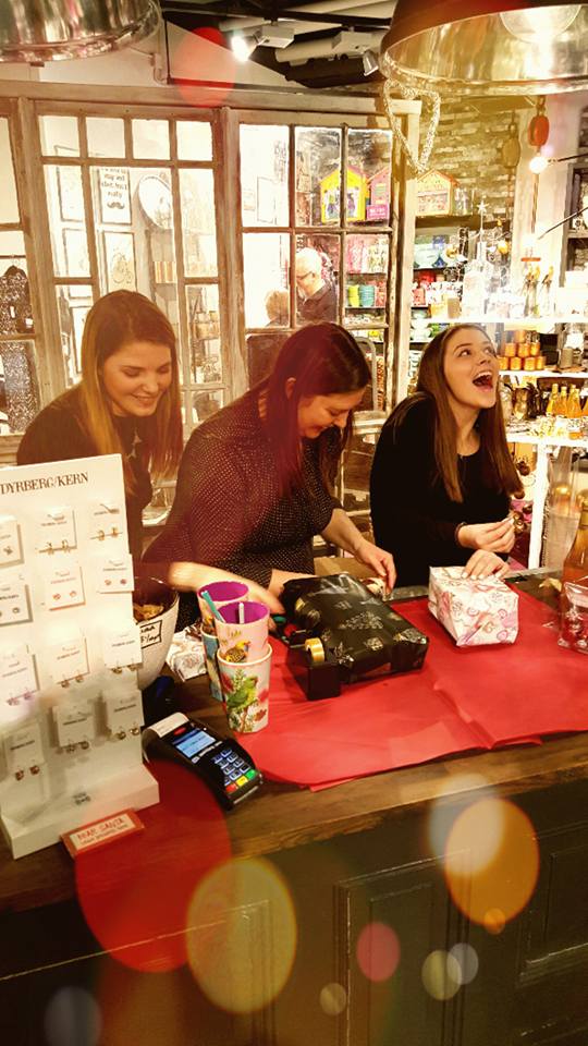 Kul på jobbet! Matilda, jag och Julia :-) december 2015 Kul på jobbet! Matilda, jag och Julia :-) december 2015