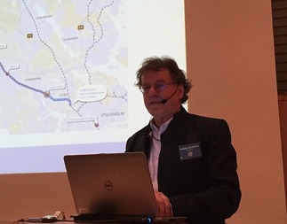 Arkitekt Torbjörn Einarsson, Arken Arkitekter AB, är projektledare för Stadshus Infrastruktur ABs arbete med Illustrationer och modeller. Här vid presentationen den 21 januari 2016 då han levererade en mycket sakkunning, fullödig och intressant information och besvarade frågor. Arkitekt Torbjörn Einarsson, Arken Arkitekter AB, är projektledare för Stadshus Infrastruktur ABs arbete med Illustrationer och modeller. Här vid presentationen den 21 januari 2016 då han levererade en mycket sakkunning, fullödig och intressant information och besvarade frågor.