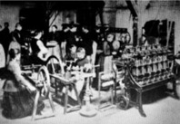 Bilden är från Trådfabrikens bomullsspinneri 1888. Veckolönen var 15 kr/tim för kvinnor och 19.50/tim för män. Man arbetade 12,5 timmar om dagen. Timlönen var 11-17 öre för kvinnor och 11- 34 öre för män. 1891 i december blev arbetsdagen 10,5 timmar. Bilden är från Trådfabrikens bomullsspinneri 1888. Veckolönen var 15 kr/tim för kvinnor och 19.50/tim för män. Man arbetade 12,5 timmar om dagen. Timlönen var 11-17 öre för kvinnor och 11- 34 öre för män. 1891 i december blev arbetsdagen 10,5 timmar.