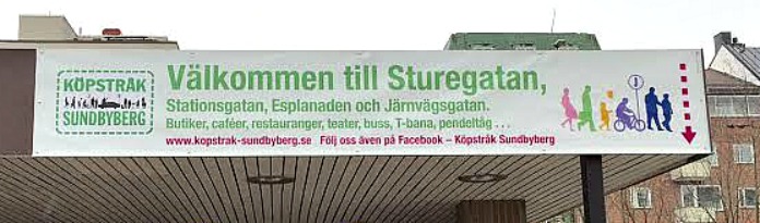 Bilden visar banderoll eller skyltning för Sturegatan och den sitter ovan nedgången till tunnel från torget. Bilden visar banderoll eller skyltning för Sturegatan och den sitter ovan nedgången till tunnel från torget.